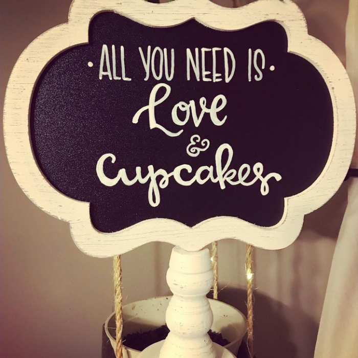 Love & Cupcakes Sign